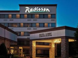Radisson Hotel Freehold, hotelli kohteessa Freehold lähellä maamerkkiä Six Flags Great Adventure & Wild Safari -teemapuisto