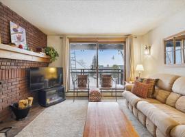 Ski on ski off, conveniently located, 2 bedroom condo with beautiful views, access to indoor pool Sunrise B3, hotel em Killington