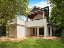 Clarkes Beach Villa - steps to beach & Byron town