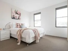 CBD Apartment with WiFi & Parking