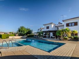 Mountain/sea view 6 Bedroom Villa in Chirokitia, vila v Larnake