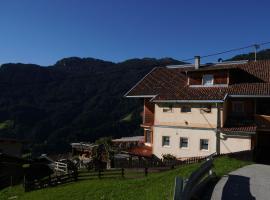 Group Holiday Home in Hippach with dreamy views, aluguel de temporada em Hippach