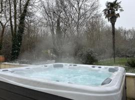 Le Bon Ami, hotell med jacuzzi i Fronsac