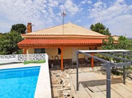 Charming Villa in Lliria w/ Private Pool & Garden, hôtel avec parking à Llíria