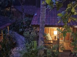 Villas Light House - Eco-Traditional Joglo, hotelli kohteessa Gili Trawangan lähellä maamerkkiä Sunset Point