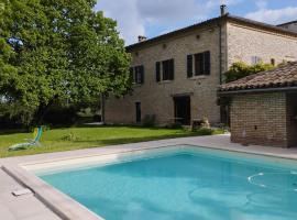 Domaine les Garrigues, hotel with pools in Puygaillard-de-Quercy
