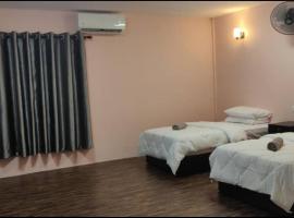 Tazrah roomstay (1 queen or 2 twin super single room), Privatzimmer in Kuala Rompin