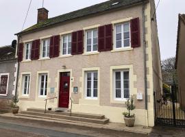 Le Voyageur: Saint-Bonnet-Tronçais şehrinde bir otoparklı otel
