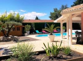 Villa avec piscine près Hossegor Capbreton, hotel en Angresse