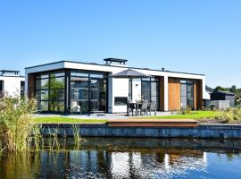 House with three bathrooms, on a holiday park, hotel sa parkingom u gradu Nieuw-Loosdrecht