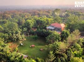 StayVista's Apple Farms - Urban Oasis with Outdoor Pool & Expansive Lawn, cottage di Sohna