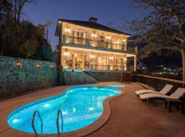 Salud by Dacations with Heated Pool, bed & breakfast σε Kasauli