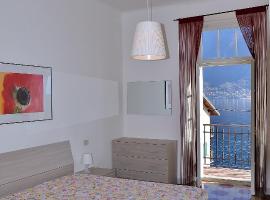The Romantic Village House - Apartments with lake view, hotel v mestu Colonno