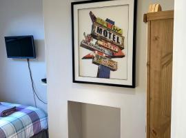 Bed for the night, Close to Beach, Shops , Train, hotel in St. Leonards