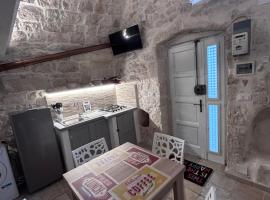 LA 13 guest house, pansion u gradu Ostuni