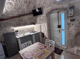 LA 13 guest house, hotel in Ostuni