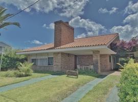 Chalet tradicional a metros de la playa, chalet de montaña en Piriápolis