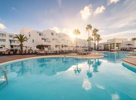 Apartamentos Galeon Playa: Costa Teguise'de bir tatil köyü