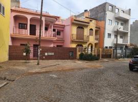 Casa Cor de Rosa, hotel em Praia