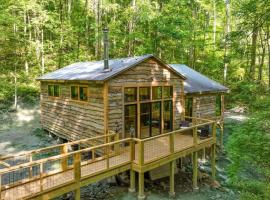 Outdoor Enthusiast's Dream Cabin Hiking & Rafting, nyaraló Hot Springsben