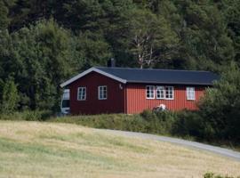 Strandstua Solbakken Feriehus, מלון עם חניה בFevåg