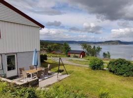 Apartment Solbakken Feriehus, hotel v destinaci Fevåg