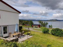 Apartment Solbakken Feriehus, hôtel à Fevåg