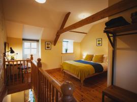 Coach House - 5 minutes from stunning beaches of Cardigan Bay, hotel sa Aberporth