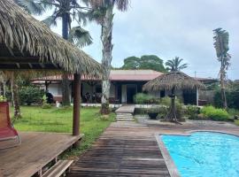 La Villa des Palmiers Bleus - Piscine & Jardin, hotel sa Matoury