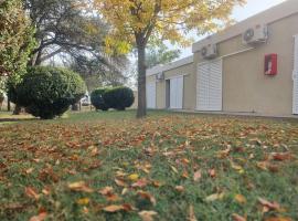 Los Pinares, hotel in Tío Pujio