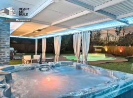 DFW Lux House with Huge Backyard Pool Jacuzzi Bbq Cinema etc、ファーマーズ・ブランチのプール付きホテル