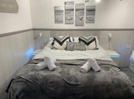 5 bed, 5 bath New refurbishment for 2024. Sleeps 16, 60 yds beach & harbour, hotel em Weymouth