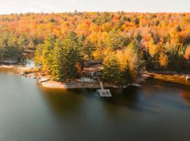 Waterfront private cottage on Koshlong Lake, hotel com jacuzzi em Haliburton