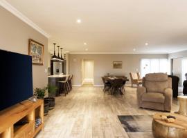 35 Brookside on Kingswood Golf Estate, hotel in George