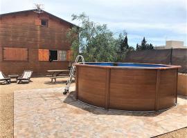 L'Eucaliptus에 위치한 교외 저택 Carmeta - Casa Rural de madera con jardín, piscina privada y barbacoa - Deltavacaciones