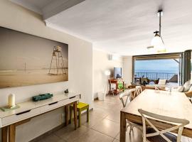 Sunny Beach Front Apartment, appartement in Ballito