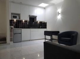 Contemporary ground flr maisonette- Entire place, apartemen di Northwood