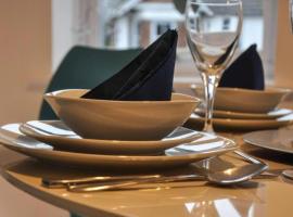The Sashes - Cozy Apartment - FREE Parking - Ultrafast WIFI - Smart TV - Netflix - sleeps up to 6! Close to Poole Town Center & Sandbanks & Bournemouth, מלון בפול