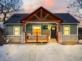 Green's Mountain Getaway, hotel with pools in Hollister