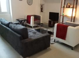 Grand F2 lumineux, cheap hotel in Montceau-les-Mines