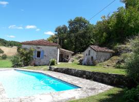 Dans hameau avec piscine privée, hotel in Castelnau-Montratier