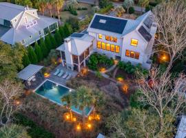 Incredible Sullivan's Island Home with Pool - Monthly Rental Only، بيت عطلات في سوليفانز آيلاند