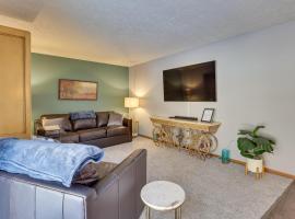 Akron Home with Deck Walk to Towpath Trail!, hotel di Akron