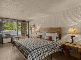 Stonegate Lodge - Pool & Firepits Room #208