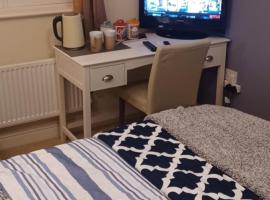 Aylesbury Lovely Double and Single Bedroom with Guest only Bathroom, δωμάτιο σε οικογενειακή κατοικία σε Buckinghamshire