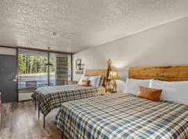 Stonegate Lodge 2 Queen Beds WIFI Roku TV Salt Water Pool Room #202