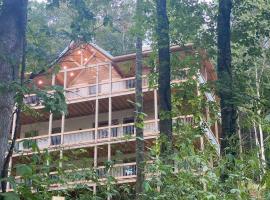 The Grand Tennessean Cabin- Four Bedroom Luxury Cabin in the Mountains, hotel in Pigeon Forge