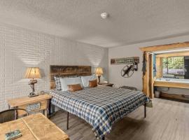 Stonegate Lodge King Bed, 2mi to Historic DTWN Salt Water Pool Room #206, ξενοδοχείο σε Eureka Springs