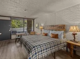 Stonegate Lodge King Bed, 2mi to Historic DTWN Salt Water Pool Room #206