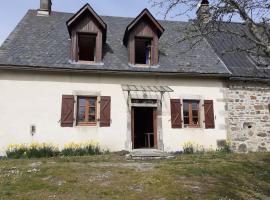 Maison typiquement auvergnate, un cadre paisible, hotel a Larodde